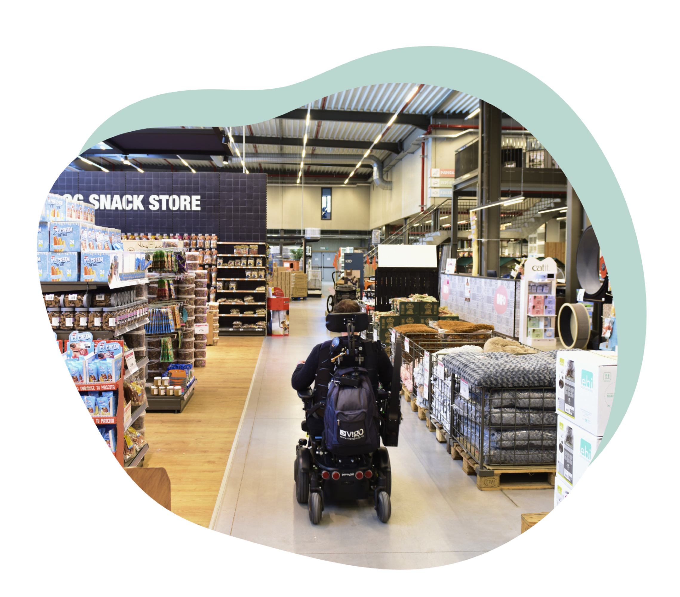 Man in elektrische rolstoel kan makkelijk de winkel bezoeken dankzij brede doorgang